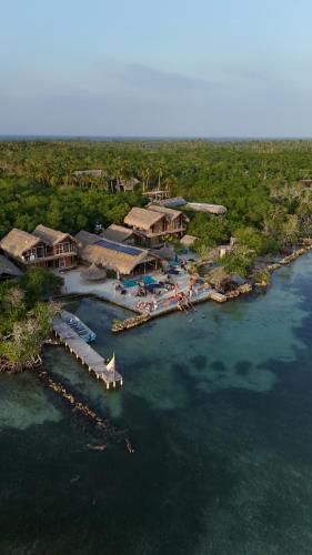 Exterior view of Santa Lova Eco-hostel Isla Tintipan