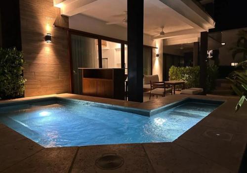Villas LM Monterrico H12 - Piscina detrás de la villa, incluye jacuzzi - puede rentarse junto con H8 – khách sạn tại Monterrico