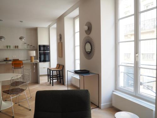 Beautiful bright apartment near Champs Elysées - image 4
