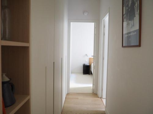 Beautiful bright apartment near Champs Elysées - image 12
