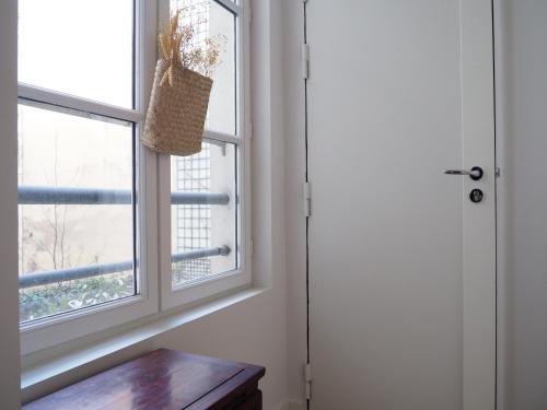 Beautiful bright apartment near Champs Elysées - main image