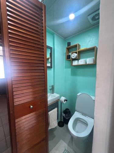 Enchanting and walkable Uptown POS city studio 2 bedrooms - image 3