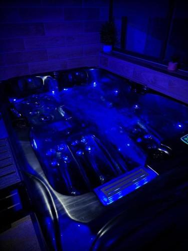 熱水浴缸, Bohème Spa - Maison avec Spa et Sauna privatifs (Boheme Spa - Maison avec Spa et Sauna privatifs) in 聖讓德布賴