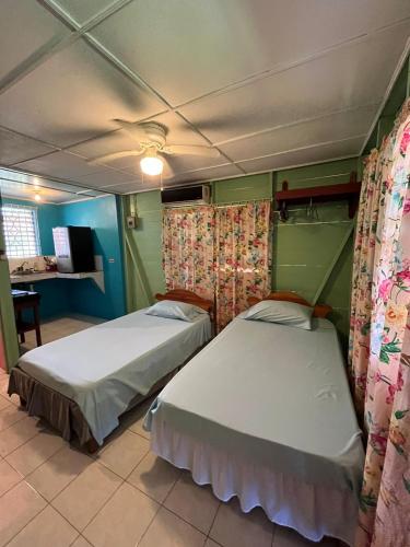 Ansells Thatch Walk Cottages in 尼格瑞爾