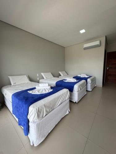 3 twin beds