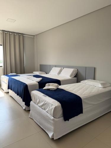 1 queen bed, 2 twin beds