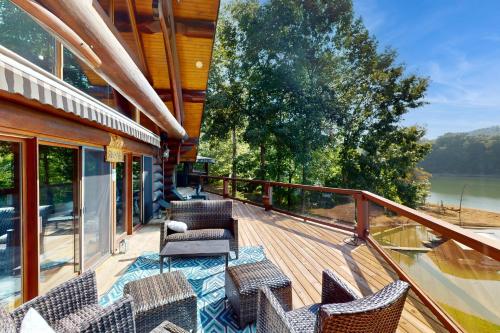 . Hot Tub and Dock! Waterfront Norris Lake Log Home