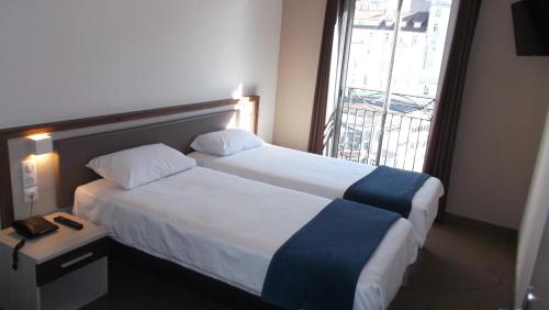 2 twin beds, 2 sofa beds
