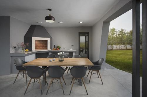 Erkély/terasz, Villa Infinity near Pula for 8 persons with 68 m2 private pool, sauna & kids playground in Vodnjan