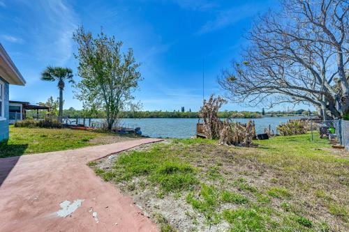 Lakefront Angler’s Oasis in Holiday! 8 Mi to Beach in Holiday (FL)