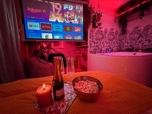 Közös társalgó / TV, Hanamori, Suite Balnéo & Cinéma proche Grenoble (Hanamori, Suite Balneo & Cinema proche Grenoble) in Sassenage