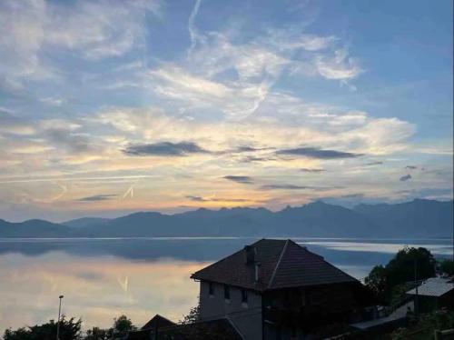 Chez Malou & Hugo vue lac proche Suisse & stations ! in Saint-Gingolph