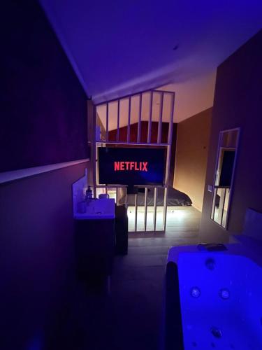 Le Rubis avec Baignoire Balnéo, TV 360 degrès & Netflix (Le Rubis avec Baignoire Balneo, TV 360 degres & Netflix) in مونتجني لي برتونوكس