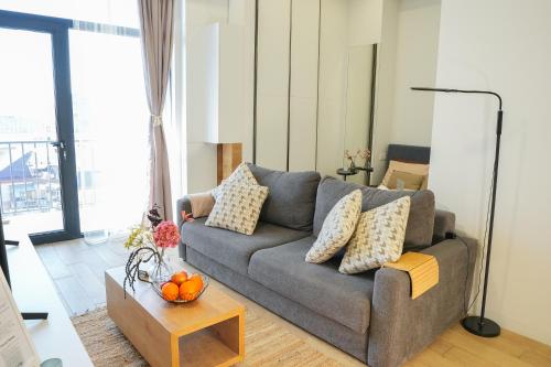 Stylish Central Studio, Large Balcony, New Build, Jerevan