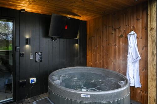Hot tub, Staining Luxury Lodges in Staining and Weeton