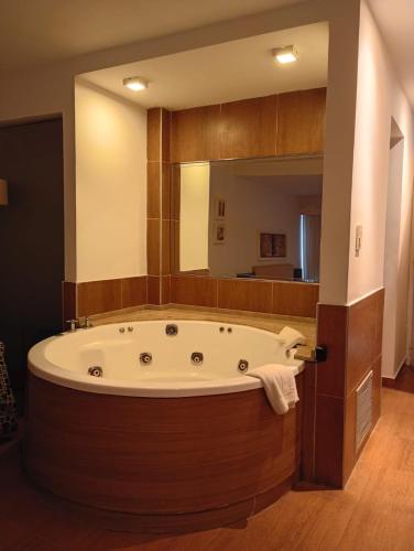 온수 욕조, Lake Buenavista Apart Hotel & Suites in 비야 카를로스 파스