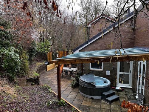 Hot tub, Canyon Cottage in Pontneddfechan