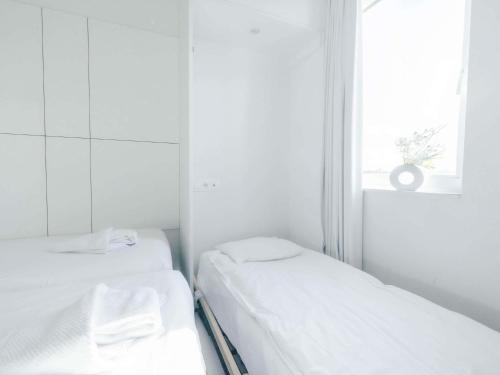 3 twin beds