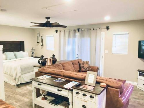 Boutique Living at Cozy Blue Modern Wine Country in Templtona (CA)