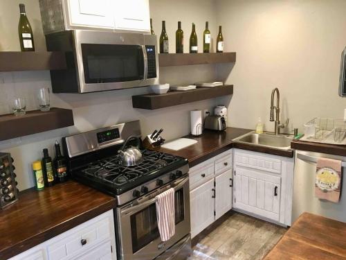 Boutique Living at Cozy Blue Modern Wine Country in Templtona (CA)