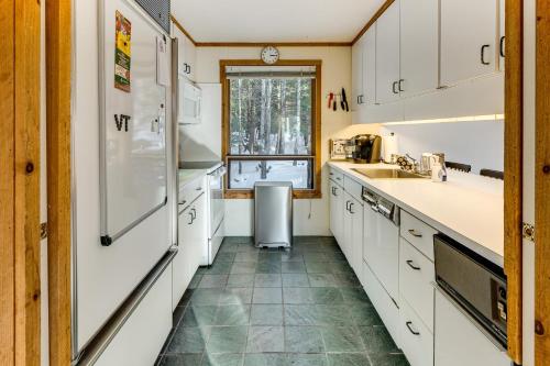 Resort-Style Community! Quechee Chalet with Deck in 奎奇