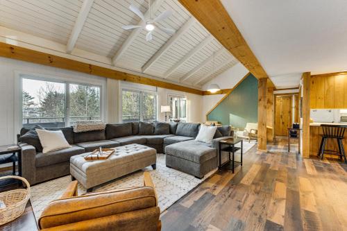 Resort-Style Community! Quechee Chalet with Deck in 奎奇