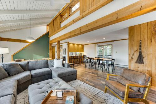 Resort-Style Community! Quechee Chalet with Deck in 奎奇
