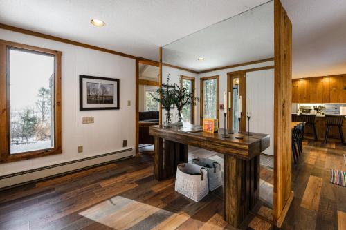 Resort-Style Community! Quechee Chalet with Deck in 奎奇