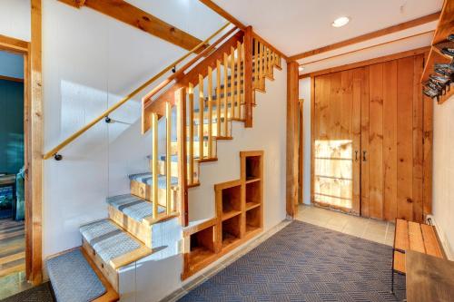 Resort-Style Community! Quechee Chalet with Deck in 奎奇