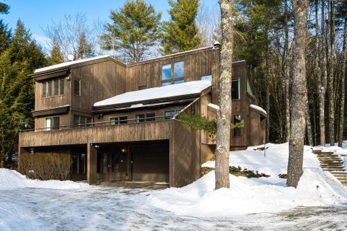 Resort-Style Community! Quechee Chalet with Deck in 奎奇