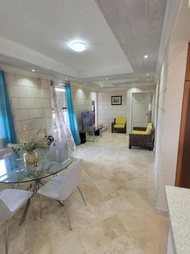 12 Palms Villa in Shermans