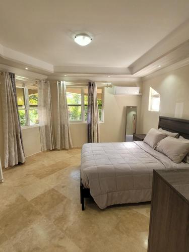12 Palms Villa in Shermans