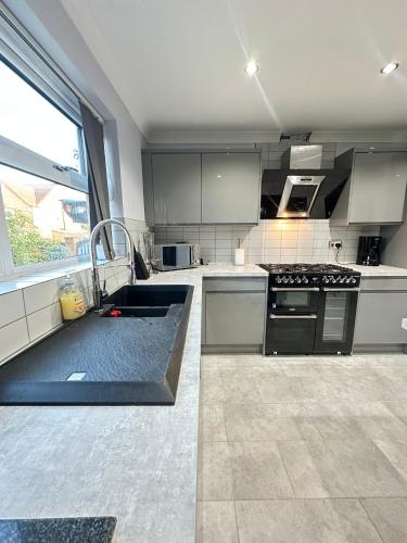 Contractors Home - 4 Bedroom Long Stays Welcome - Barnsley in Barnsley
