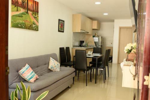 Newly Renovated & Modern Apt Near Top Attractions