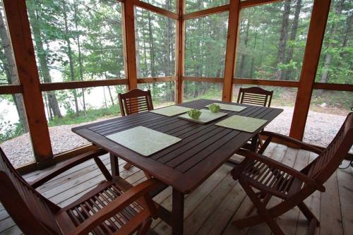 Whitewater Cottage & RV Resort in Foresters Falls (ON)