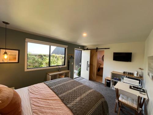 East Rock - Cosy Guesthouse in Kelvin Heights — other in 36 Cedar Drive Kelvin Heights, Queenstown, 9300, New Zealand