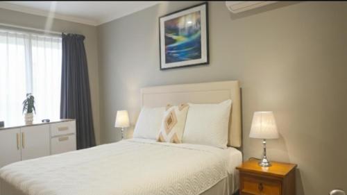 Guestroom, Stylish Tawa Retreat in Tawa