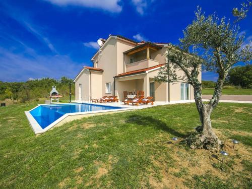  Luxury Villa with Infinity Pool and Scenic Views in Motovun in Karojba