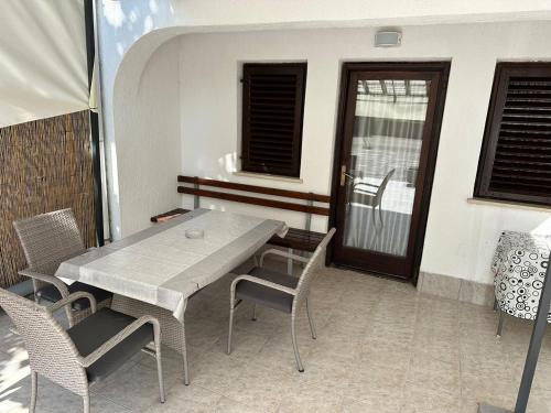 Apartment with A - C in Malinska-Insel Krk 54690 – khách sạn tại Radici