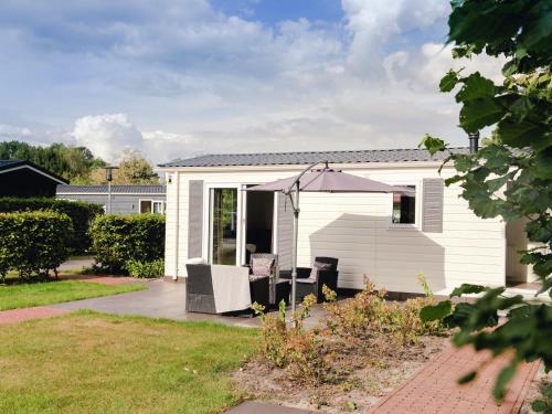 Exterior view, Comfy chalet with a dishwasher, next to the forest in Rijssen