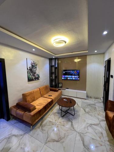 Cozy 1 Bedroom Apartment in a Gated Estate - image 3