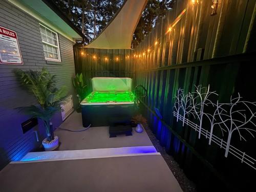 Private Hot Tub & Swing, Vintage Nintendo with Large Parking & EV ready
