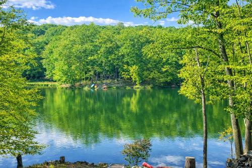 Modern Lakefront Oasis Relaxing Hot Tub Sauna Game Rooms Stunning Views! in East Stroudsburg, USA