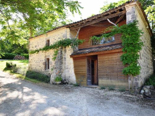 Rustic Castle in Bon-Encontre with Terrace - Location saisonnière - Saint-Caprais-de-Lerm