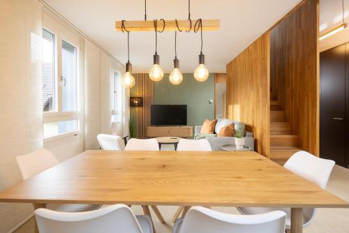 共用Lounge/電視區, STAYY WarmWood Maisonette Premium Family and Business Suite - 24h Self Check-in - free Parking - 25' in 迪肯孔