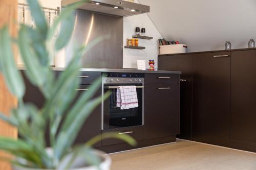 廚房, STAYY WarmWood Maisonette Premium Family and Business Suite - 24h Self Check-in - free Parking - 25' in 迪肯孔