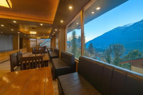 Rockland Cottage Manali - Centrally Heated & Air Cooled Luxury Rooms with Mountain & River View in Vashist