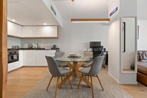 Spacious 1 Bed Near Manly Beach - image 9