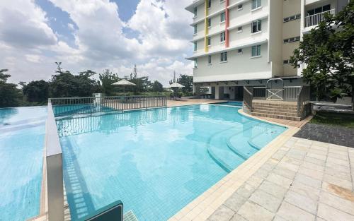 Swimming pool, Residensi Suasana Damai by Airhost near Hospital Sungai Buloh