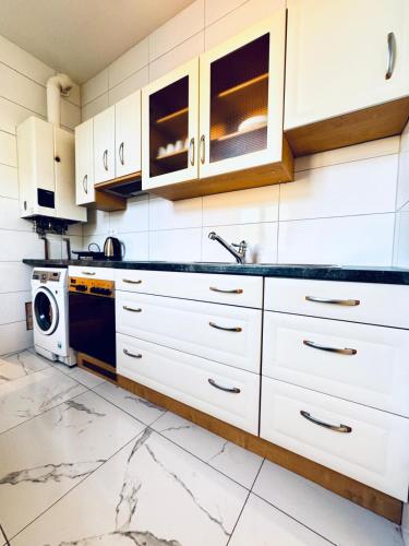Konyha, Comfortable Private Rooms in 3BR Apartment Near Kaufpark Alterlaa in 23. Liesing